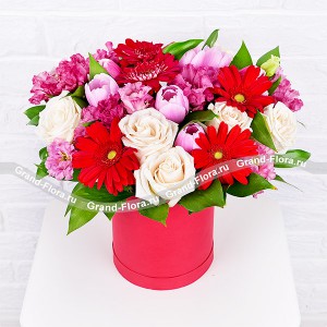 Сладкий звон - коробка с белыми розами и розовыми тюльпанами